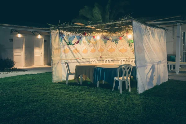 Sukkah - symbolic temporary hut for celebration of Jewish Holiday Sukkot — Stock Photo, Image