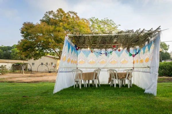 Sukkah - Yahudi tatil Sukkot kutlama için sembolik geçici kulübe