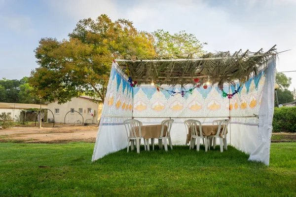 Sukkah - symbolische tijdelijke hut voor viering van Joodse vakantie Soekot — Stockfoto