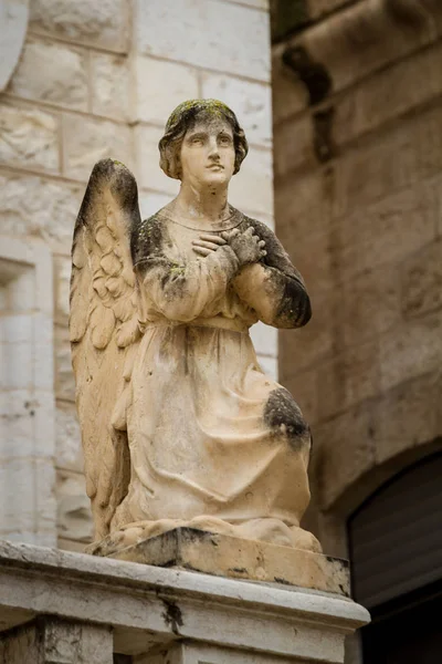 Sculpture of angel in facade, Catholic Wedding Church in Cana, Israel — Stock Photo, Image