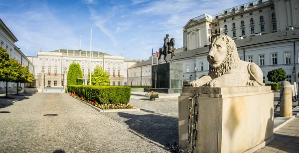 Kő oroszlán szobor előtt az Elnöki palotát, Varsó — Stock Fotó