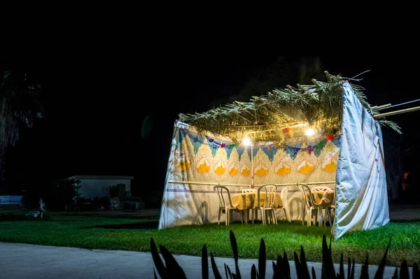 Sukkah - Yahudi tatil Sukkot kutlama için sembolik geçici kulübe