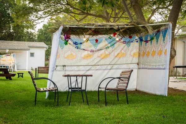 Sukkah - Yahudi tatil Sukkot kutlama için sembolik geçici kulübe
