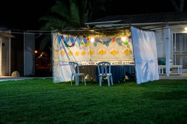 Sukkah - symbolische tijdelijke hut voor viering van Joodse vakantie Soekot — Stockfoto