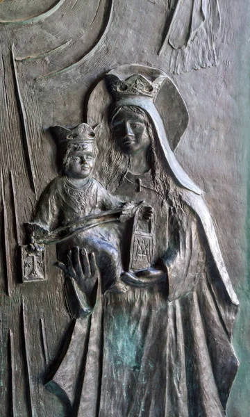 Część drzwi z tłoczeniem, Maryi i Dzieciątka Jezus, Stella Maris klasztor w Hajfie — Zdjęcie stockowe