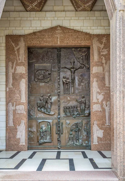 Входная металлическая дверь с тиснением базилики Благовещения в Назарете, Израиль — стоковое фото