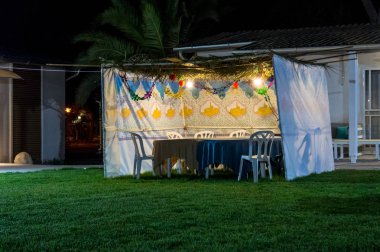 Sukkah - Yahudi tatil Sukkot kutlama için sembolik geçici kulübe