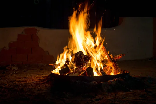 Ognisko w nocy, drewno opałowe palenie w kominku — Zdjęcie stockowe