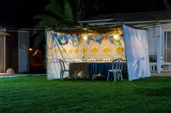 Sukkah - ユダヤ人の休日仮庵の祭りのお祝いの象徴的な一時的な小屋 — ストック写真