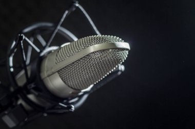 Koyu arka plan üzerinde mikrofon ve ses konsol