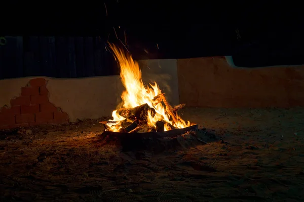 Fogueira à noite, lenha queimando no fogo — Fotografia de Stock