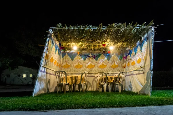 Sukkah - Yahudi tatil Sukkot kutlama için sembolik geçici kulübe