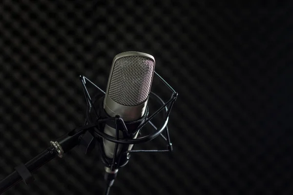 Micrófono y consola de audio sobre fondo oscuro — Foto de Stock