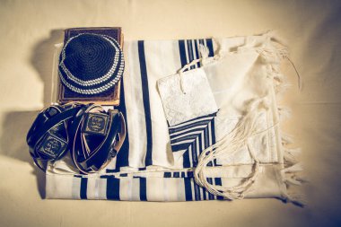 Talit, Kipa, Tefillin'i ve MHP, Yahudi ritüel nesneler