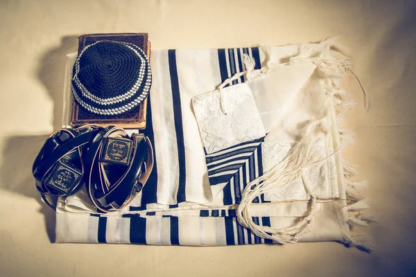 Talit, Kippah, tefilín y Sidur, objetos rituales judíos —  Fotos de Stock