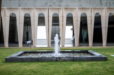 Sigarasız, iç avlu, Domus Galileae, Celile Denizi, İsrail