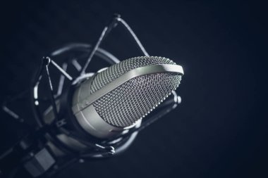 Koyu arka plan üzerinde mikrofon ve ses konsol