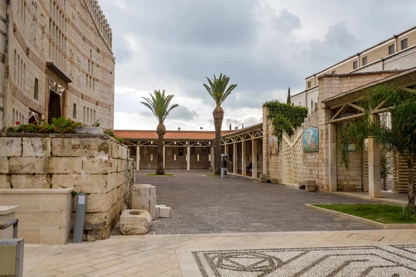 Binnenplaats van de kerk van de aankondiging in Nazareth, Israël — Stockfoto