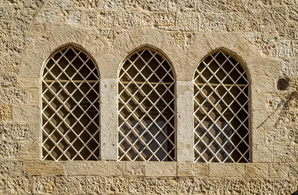 圣母安息大教堂，拱形铁栅栏的窗户，在耶路撒冷，以色列. — 图库照片