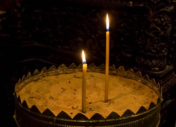 Zapalone woskowe świece w kościele w mieście Nazareth, Izrael — Zdjęcie stockowe