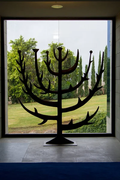 A escultura do arbusto em chamas em Domus Galilaeae, Israel — Fotografia de Stock