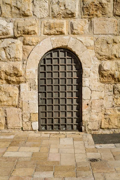 A velha porta de ferro arqueada, Jerusalém — Fotografia de Stock