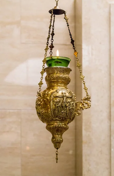 Ikon-lampa i Sanctuary av ordet i Domus Galilaeae, Israel — Stockfoto