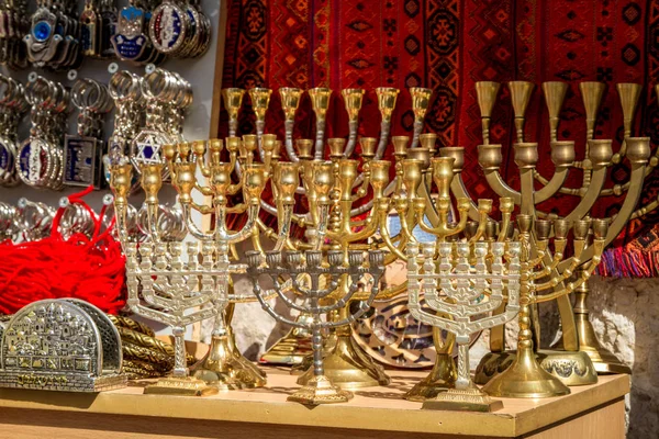 O menorah, mercado árabe na Cidade Velha de Jerusalém — Fotografia de Stock