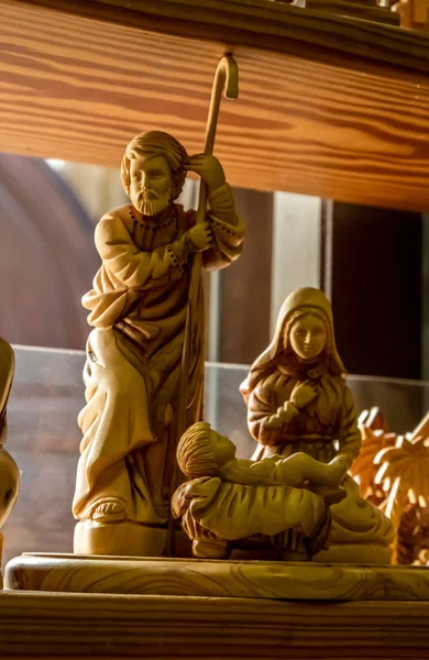Wooden sculpture of the baby Jesus, Virgin Mary and Joseph — Stock Photo, Image