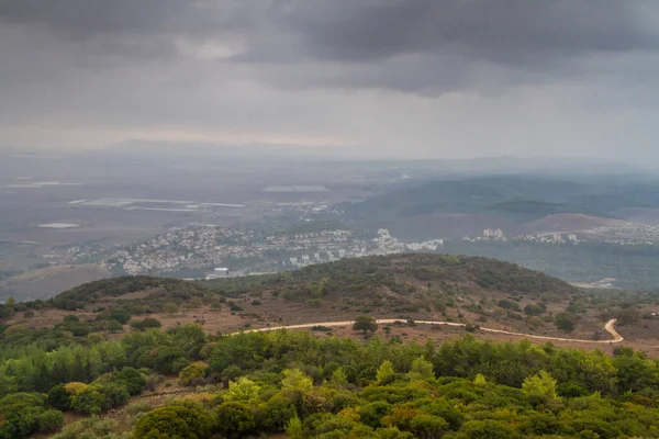 Kış günü Jezreel Vadisi'nde Mount Carmel, İsrail'den görünümünü