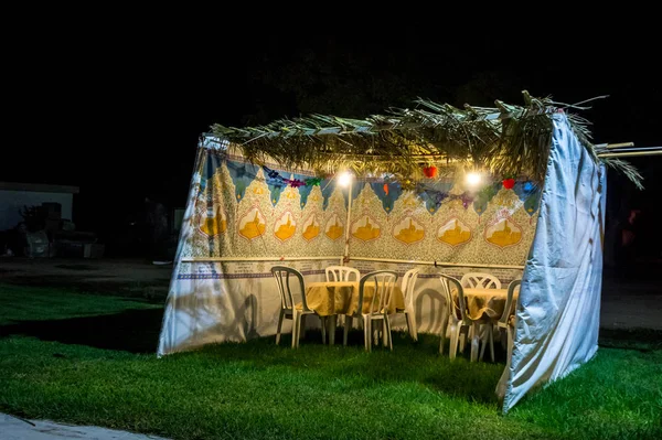 Sukkah - cabaña temporal simbólica para la celebración de la fiesta judía Sukkot —  Fotos de Stock