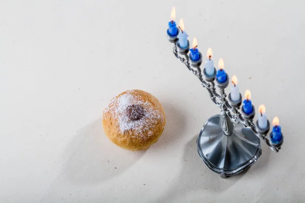 Jewish holiday of Hanukkah, hanukkah menorah and sufganiyah — Stock Photo, Image
