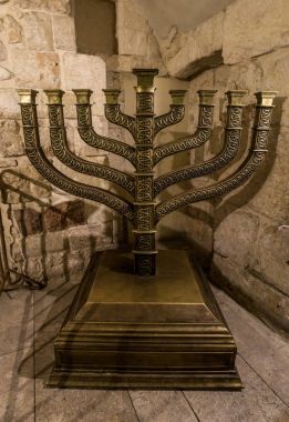 Hanukkah menorah Kral Davids mezarına Kudüs, İsrail