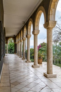 Beatitudes, İsrail Dağı üzerinde Kilise sütunlu