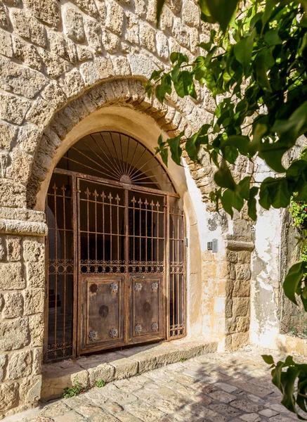 Porta dupla vintage velha em Old Jaffa, Israel — Fotografia de Stock