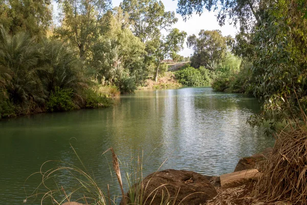 Stranden av Jordanfloden vid dop webbplats, israel — Stockfoto