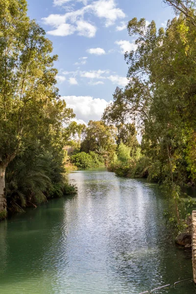 Orillas del río Jordán en el sitio bautismal, Israel — Foto de Stock