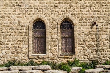 Vintage lancet windows üzerinde arka plan kumtaşı tuğla