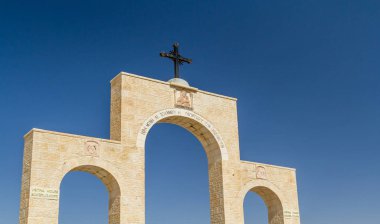 Artalanları mavi gökyüzü üzerinde çapraz ile kemerli giriş