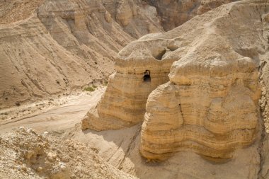 Dead Sea, İsrail yakınındaki Qumran ilerleyin mağara