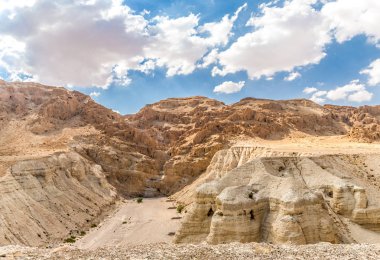 Dead Sea, İsrail yakınındaki Qumran ilerleyin mağara