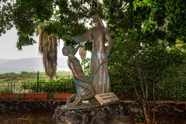 Скульптура Иисуса и Петра в саду Примской церкви
