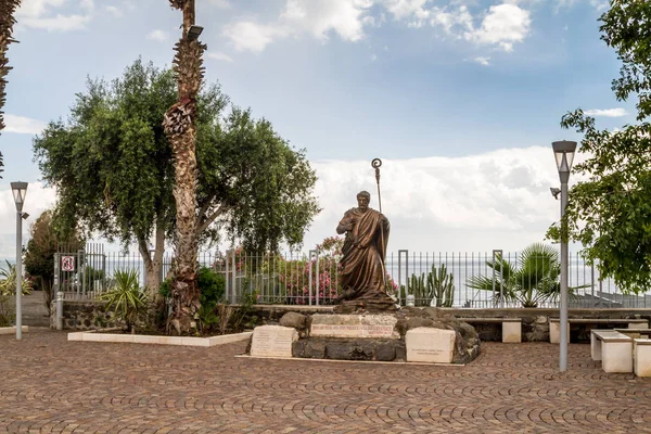 Het beeld van de apostel Petrus in Kafarnaüm, Israël — Stockfoto