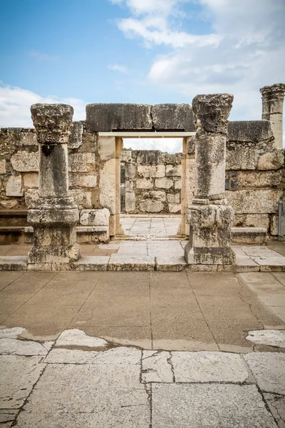 De ruïnes van wit synagoge in Jezus stad van Kapernaum, Israël — Stockfoto