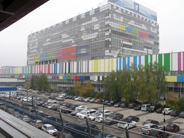 Byggnaden av stadens Tv "Ostankino", dekorerad med en TV-test bordsimage. — Stockfoto
