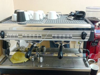 Profesyonel boynuz kahve makinesi. Su bardağı