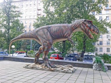 Tyrannosaurus. Tyrannosaurus figürü Moskova'da Darwin Müzesi yakınında yer alır. Eylül 2017