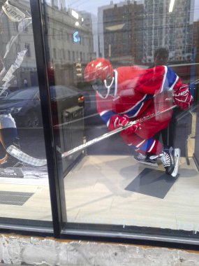 Kırmızı-mavi bir spor salonu penceresinde bir hokey oyuncusu figürü. Eylül Moskova, 2017