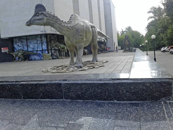 Een Grijze Dinosaurus Gelegen Naast Het Darwin Museum Moskou September — Stockfoto