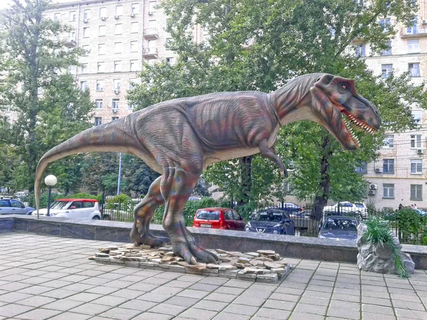 Tyrannosaurus. Tyrannosaurus figürü Moskova'da Darwin Müzesi yakınında yer alır. Eylül 2017